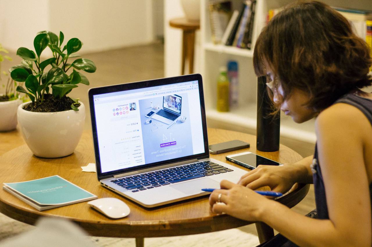 ordenador portátil, manzana, macbook, ordenador, navegador, investigación, estudio, colegio, negocio, deberes, bolígrafo, cuaderno, escritura, interior, plantas, maceta, casa, interior, gente, mujer, niña,