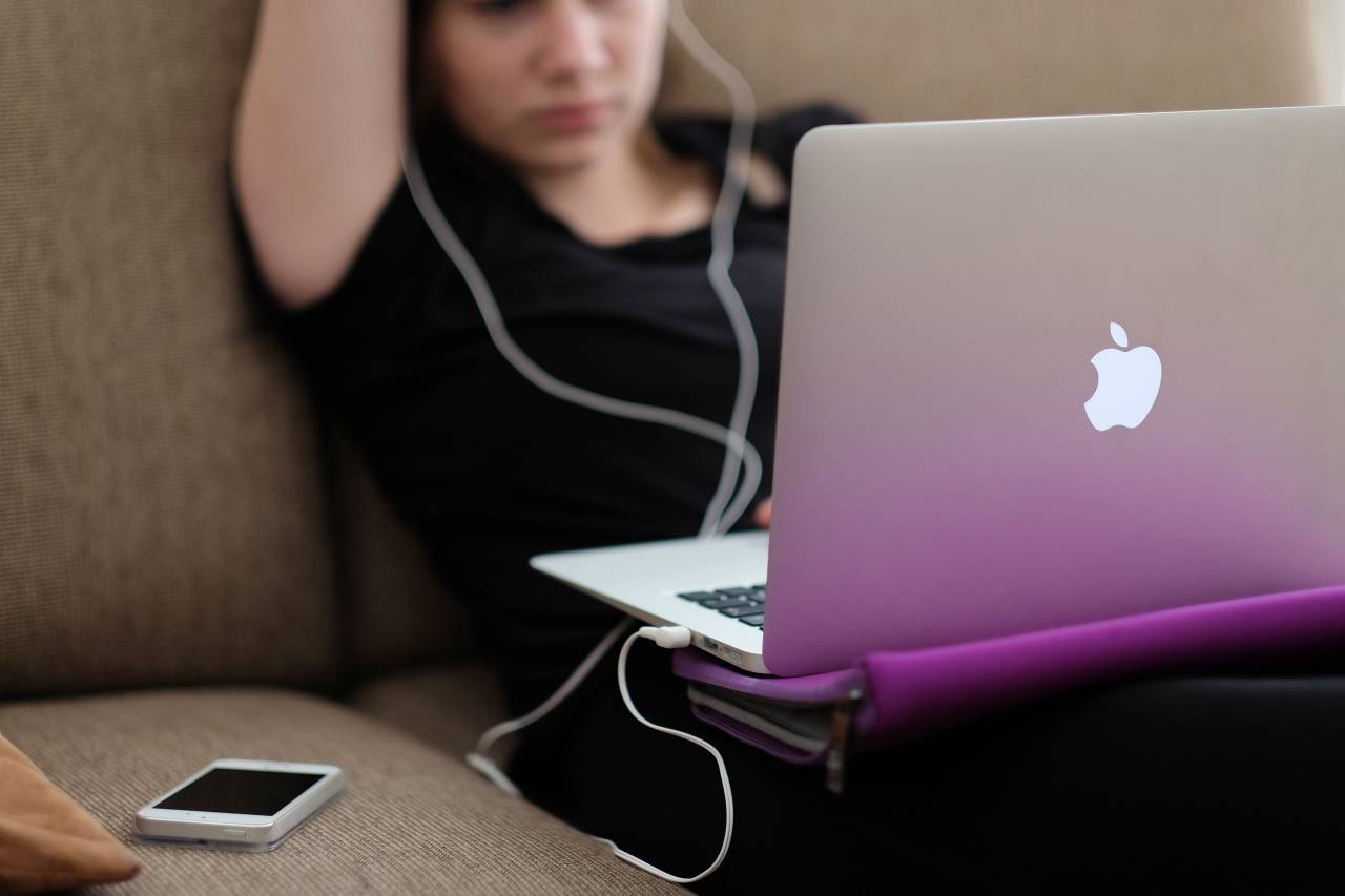 Laptop, Apple, gente, mujer, teléfono, auriculares, earpods, tecnología, negocios, auriculares,