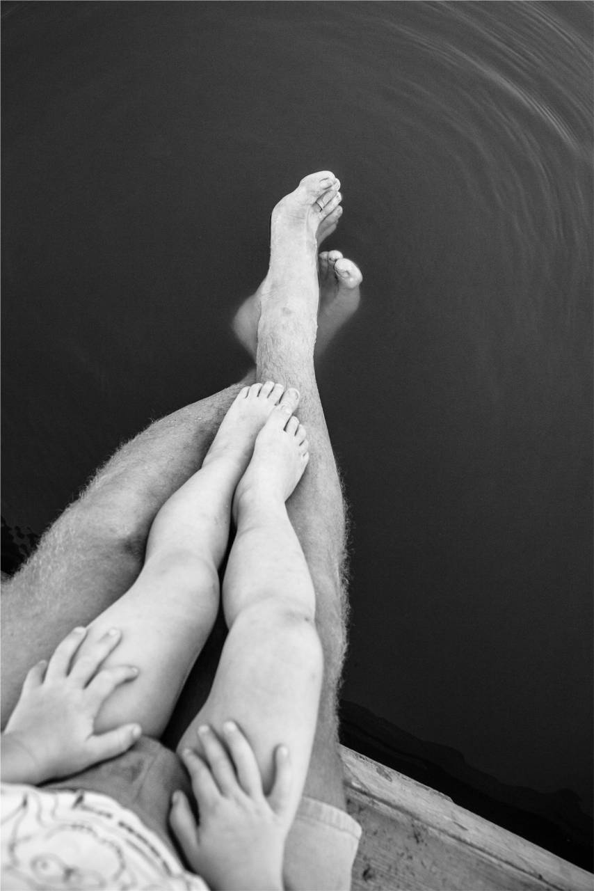 Piernas, pies, manos, pantalones cortos, padre, niño, niño, padre, agua, blanco y negro,