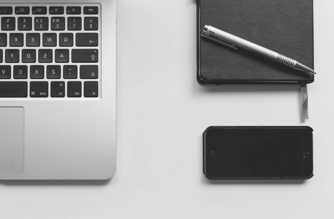 Macbook, computadora portátil, computadora, iphone, móvil, tecnología, bloc de notas, bolígrafo, objetos, escritorio, oficina, negocios, blanco y negro,