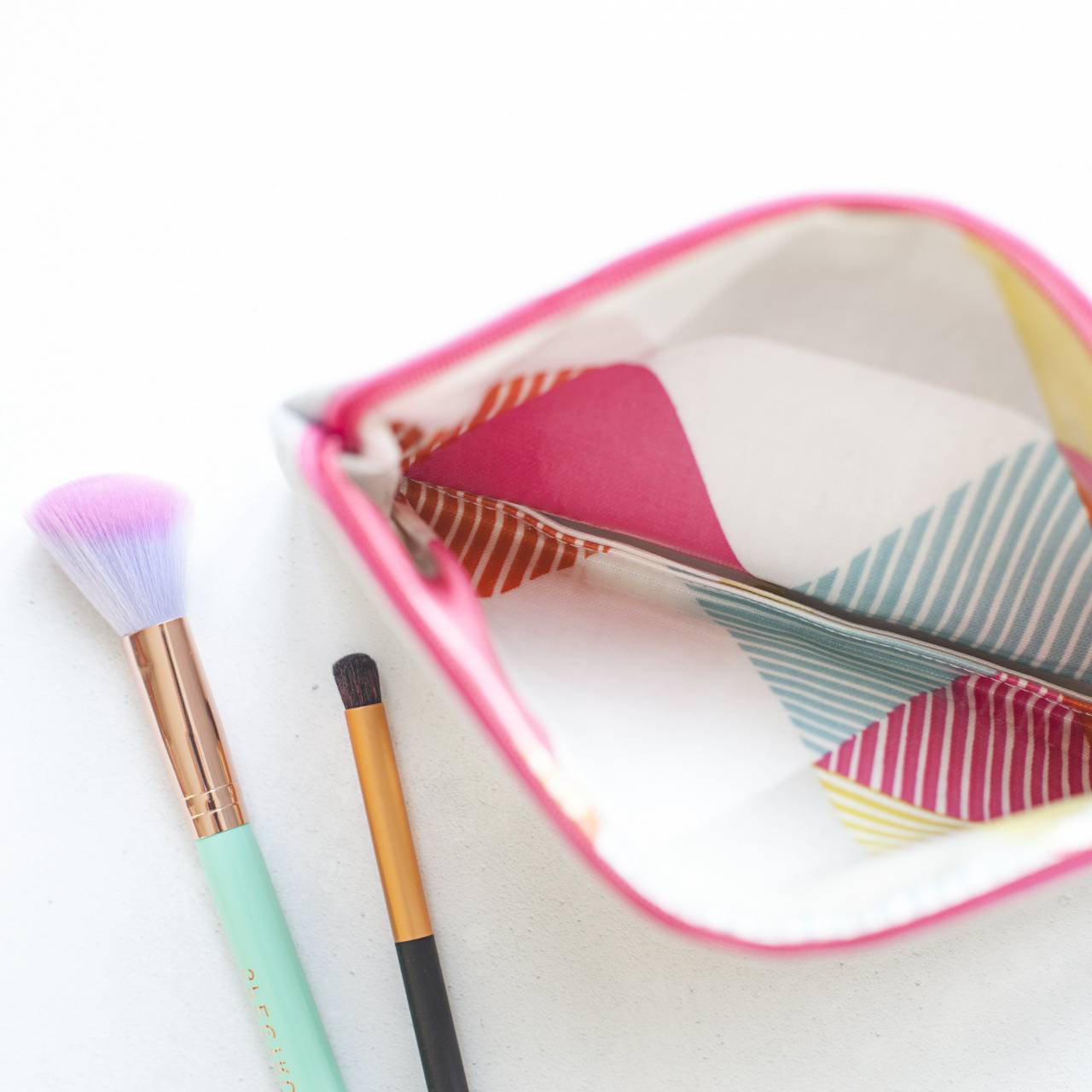 Maquillaje, bolsa, cosmético, caso, kit, cepillo, colorido, superior, plano, bolsa, fondo