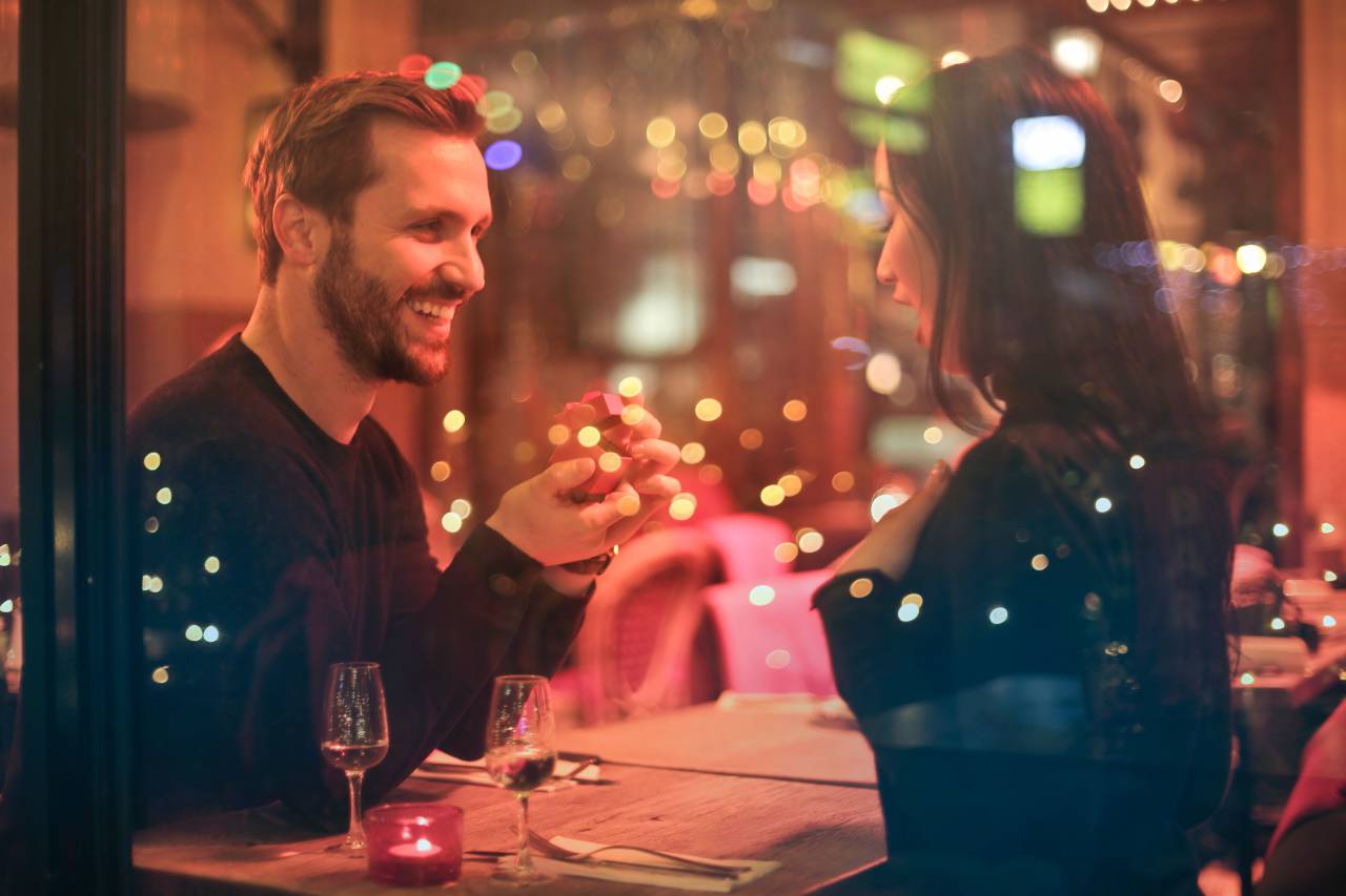 hombre, mujer, propuesta, matrimonio, boda, sonreír, romántico, amor, gente, cena, restaurante, bokeh, contento, sí,