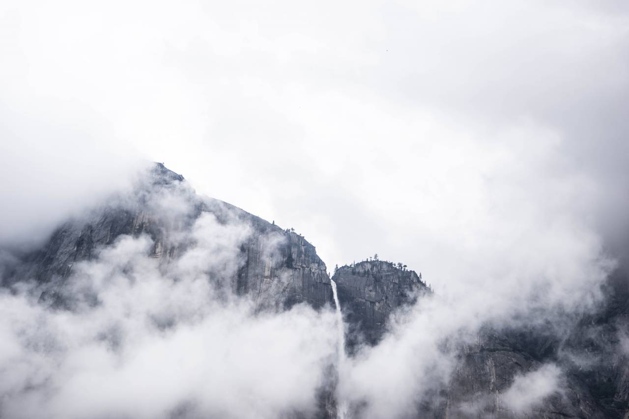 Montañas, picos, cumbre, por encima de las nubes, niebla, acantilados, paisaje, cielo, gris, naturaleza