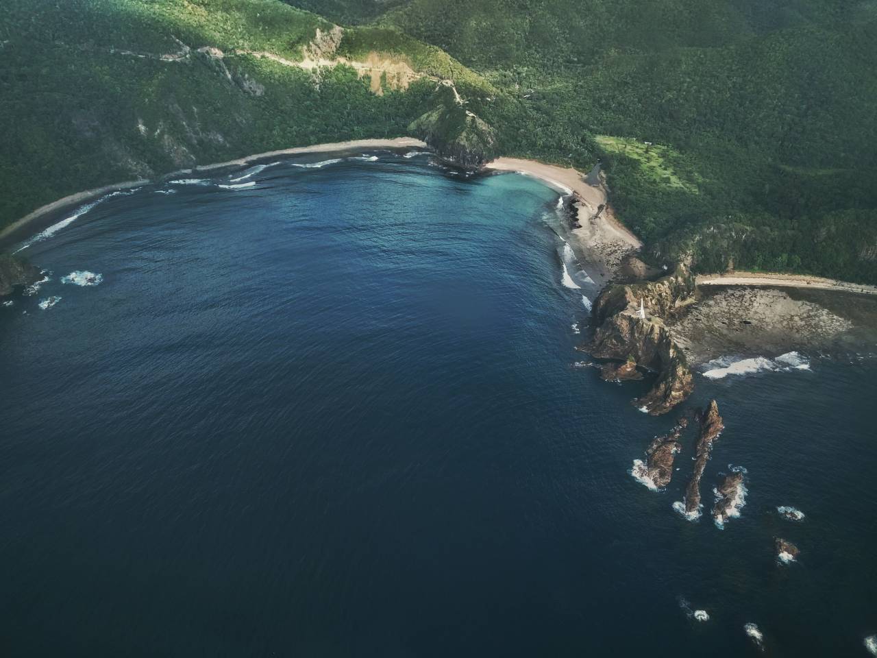 nature, coast, beach, shore, water, rocks, sand, waves, ripples, bubbles, surface, mountains, lush, vegetation
, 