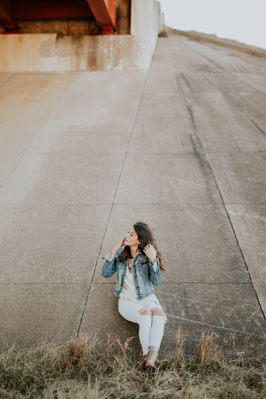 gente, niña, mujer, belleza, modelo, camino, autopista, moda. al aire libre, aventuras, rasgado, hormigón, mezclilla, pantalones, prendas de vestir,