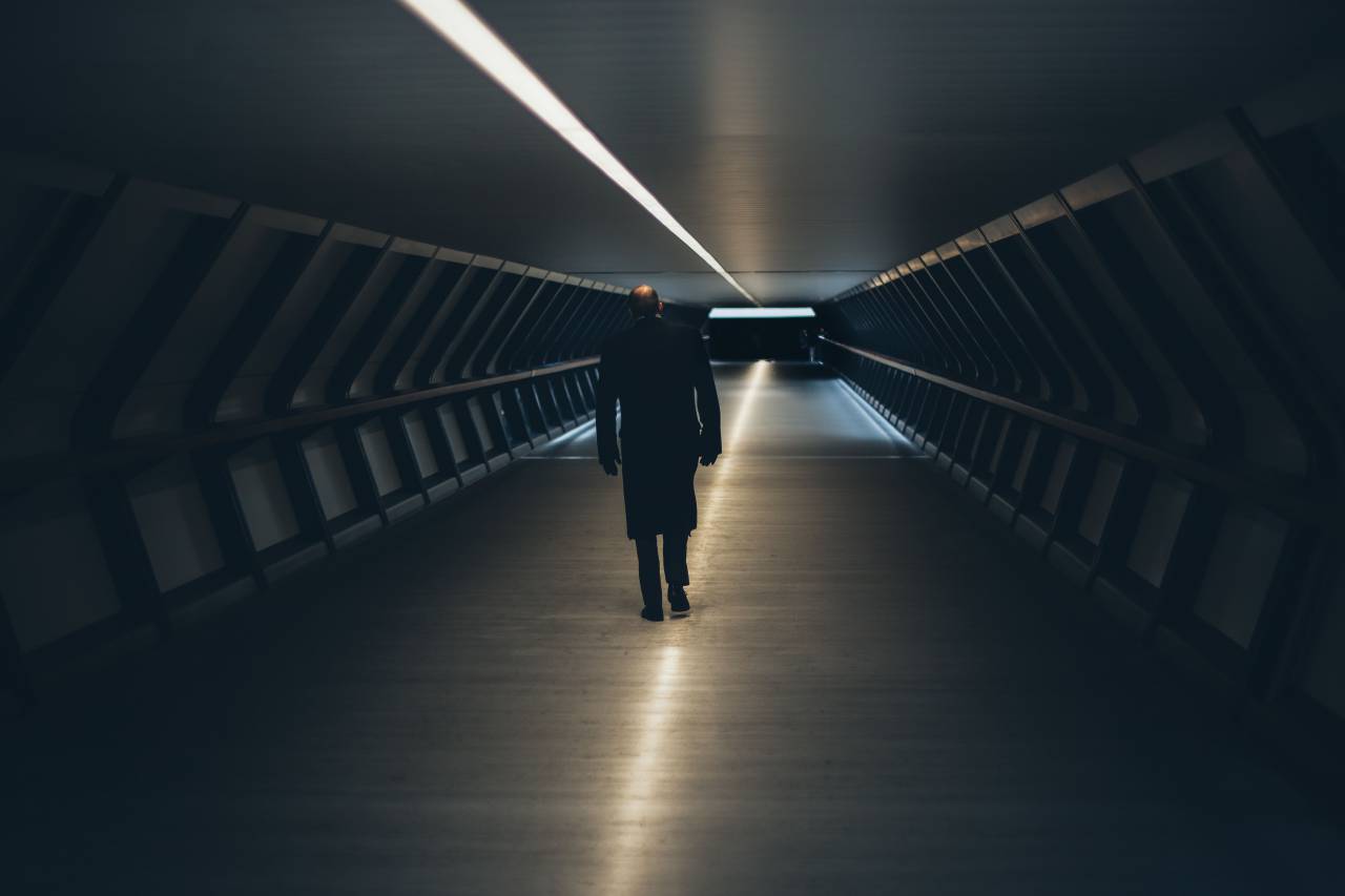 Gente, hombre, oscuro, camino, acero, reflexión, luz, negro,
