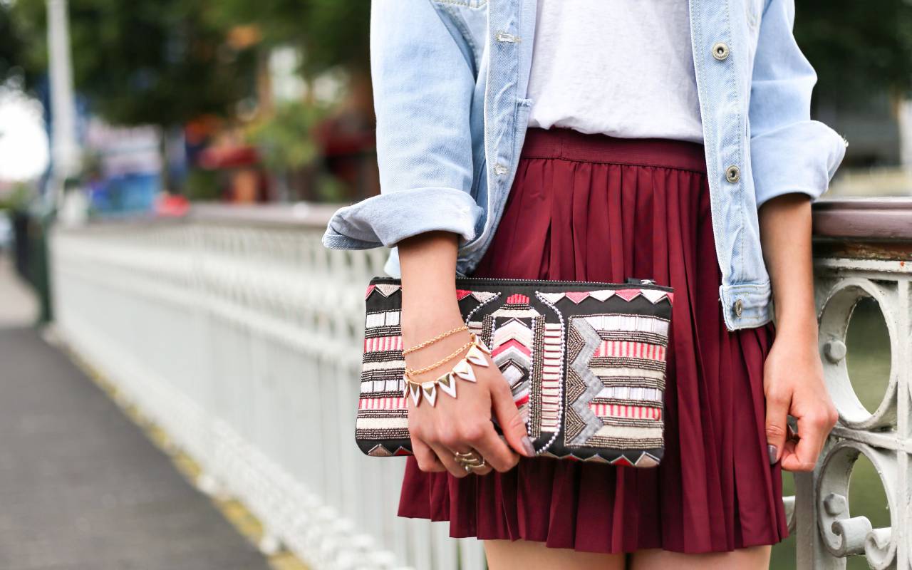 Gente, mujer, moda, ropa, falda, mezclilla, casual, bolsa, accesorios, pulsera, anillos,