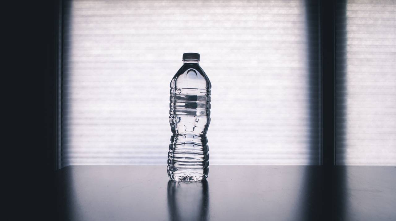 Agua, botella, mesa, objeto, ventanas, luz del sol, líquido, beber, bebida, sed, aislado, plástico,