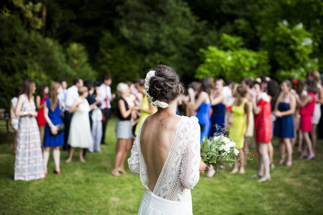 woman, girl, lady, people, back, events, wedding, bride, bouquet, toss, grass, venue, happy, jubilant, family
, 