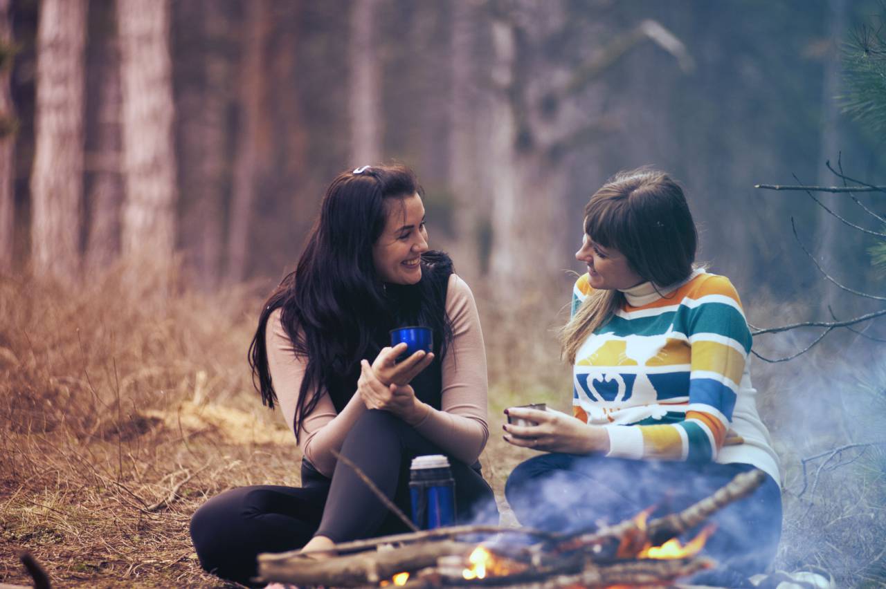 Mujeres, niñas, hablando, sonrisa, feliz, amistad, sentado, árboles, bokeh, fuego, bebidas,