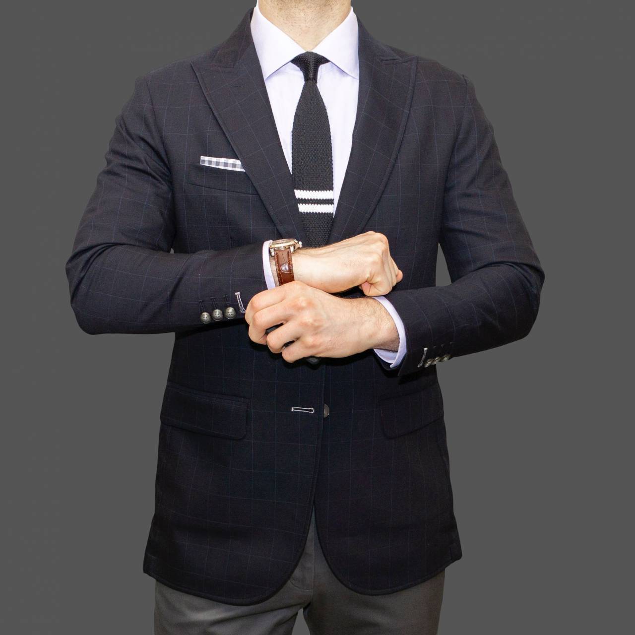 traje,hombres,hombre de negocios,traje,persona de negocios,una persona,negocios,hombres,adulto,etnia caucásica,éxito,mano humana,ocupación,gerente,primer plano,ocupación profesional,de pie,foto de estudio,