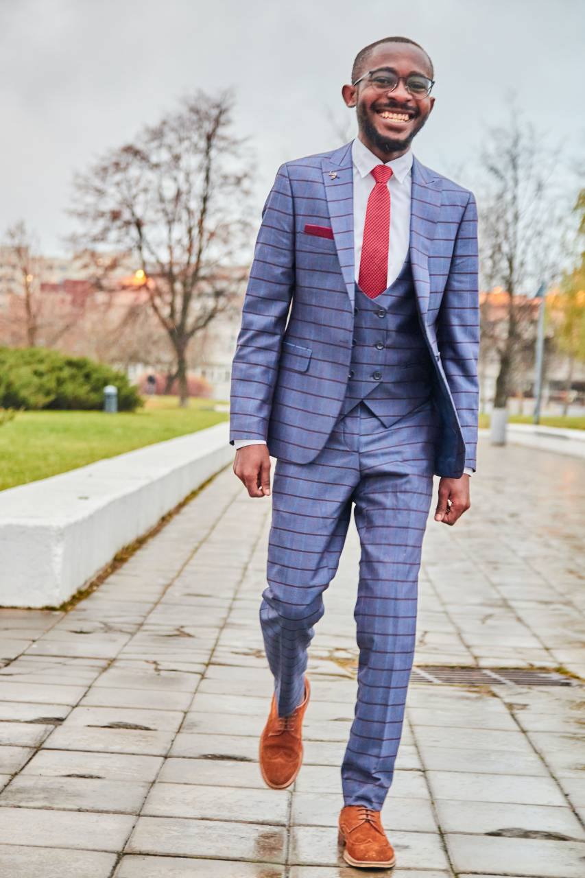 traje,hombres,al aire libre,una persona,hombre de negocios,persona de negocios,adulto,traje,hombres,estilos de vida,sonriendo,éxito,negocios,etnia africana,ocupación profesional,confianza,adulto joven,vida de la ciudad,caminar,mirando a la cámara,alegre,