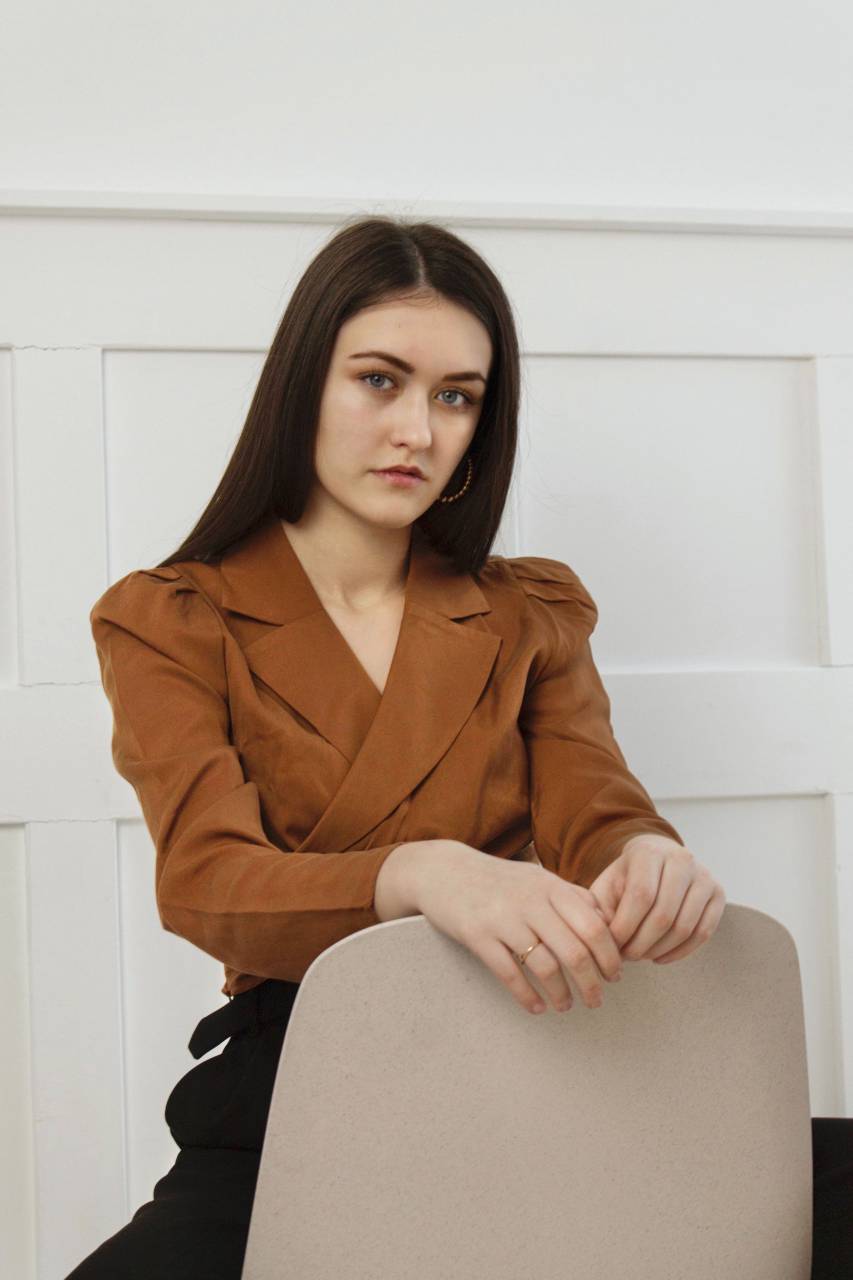 traje,mujer,etnia caucásica,una persona,adulto,mujer de negocios,sentado,retrato,adulto joven,mirando a la cámara,persona de negocios,cabello castaño,adentro,mirando,mujeres jóvenes,belleza,traje,oficina,uno,mujer,estilos de vida, Las hembras,ocupación,confianza,sonriendo,ocupación profesional,negocios,