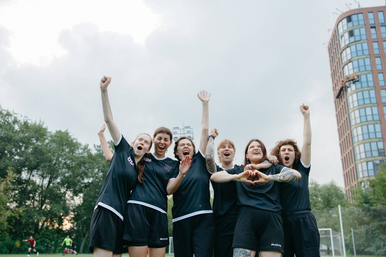 fútbol, fútbol, equipo, deporte, hembra, feliz, caucásico, joven, celebración, gente, jugador, celebrando, juntos, grupo, mujer, al aire libre, atleta, sonriente, jugando, victoria, alegre, amigos, retrato, uniforme, partido, persona, activo, adulto, éxito, americano, ganador, mujer, estadio, africano, formación, masculino, felicidad, niña, campeonato, hermosa, saludable, ganar, parque, amistad, ajuste, competencia, juego, en pie, aptitud, chicas,