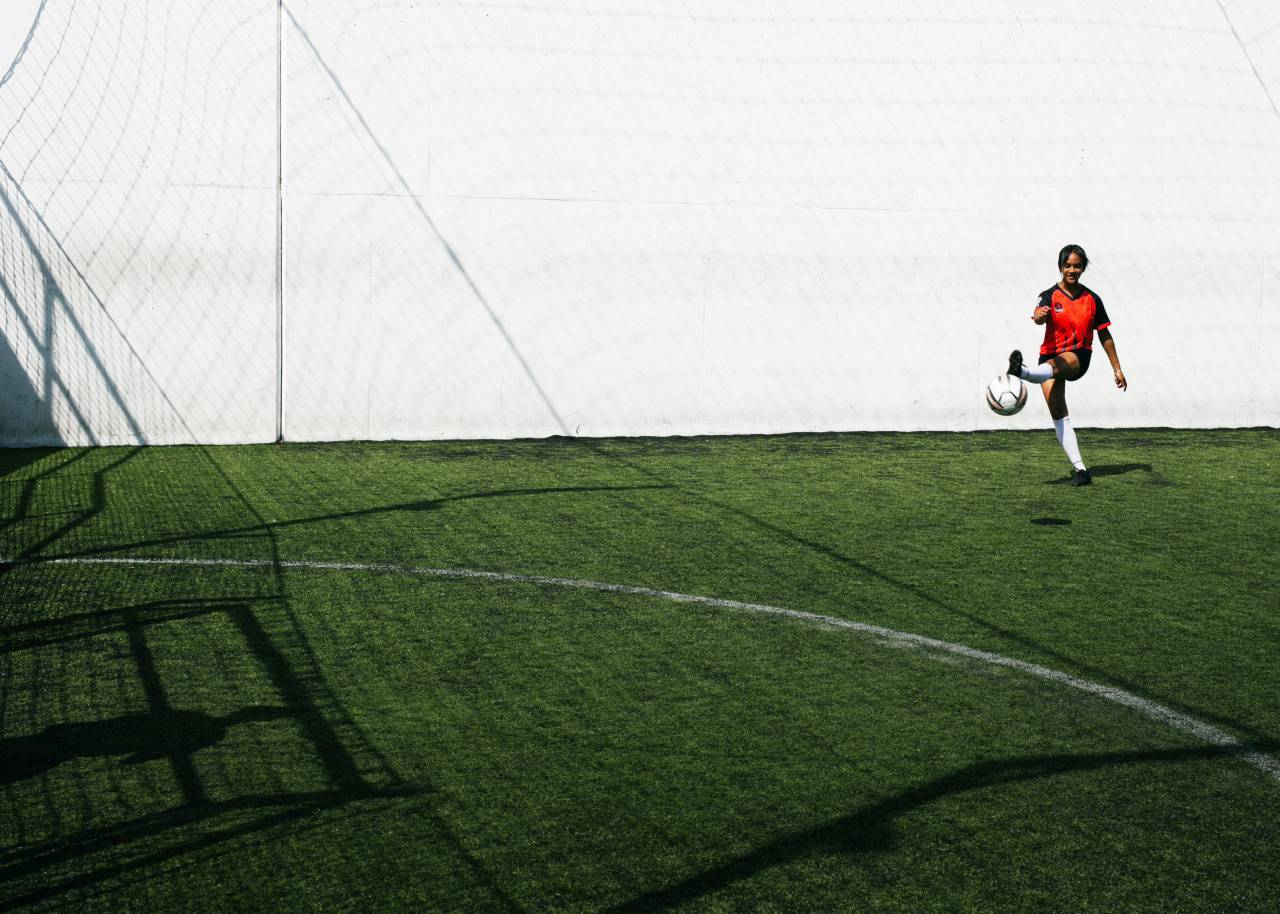 fútbol, deporte, jugador, pelota, fútbol, hembra, competencia, estadio, equipo, mujer, patadas, joven, atleta, juego, jersey, gol, adulto, césped, caucásico, aislado, profesional, acción, juego, campo, activo, campeonato, fondo, competitivo, mujeres, hermosas, chicas, rebote, juego de fútbol, niña, persona, gente, jugando, jugador de fútbol, blanco, pie, ilustración, partido, deportes, jugador en movimiento, uno, fútbol femenino, control,