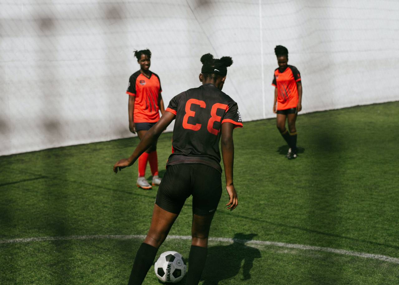 fútbol, deporte, jugador, pelota, fútbol, hembra, competencia, estadio, equipo, mujer, patadas, joven, atleta, juego, jersey, gol, adulto, césped, caucásico, aislado, profesional, acción, juego, campo, activo, campeonato, fondo, competitivo, mujeres, hermosas, chicas, rebote, juego de fútbol, niña, persona, gente, jugando, jugador de fútbol, blanco, pie, ilustración, partido, deportes, jugador en movimiento, uno, fútbol femenino, control,