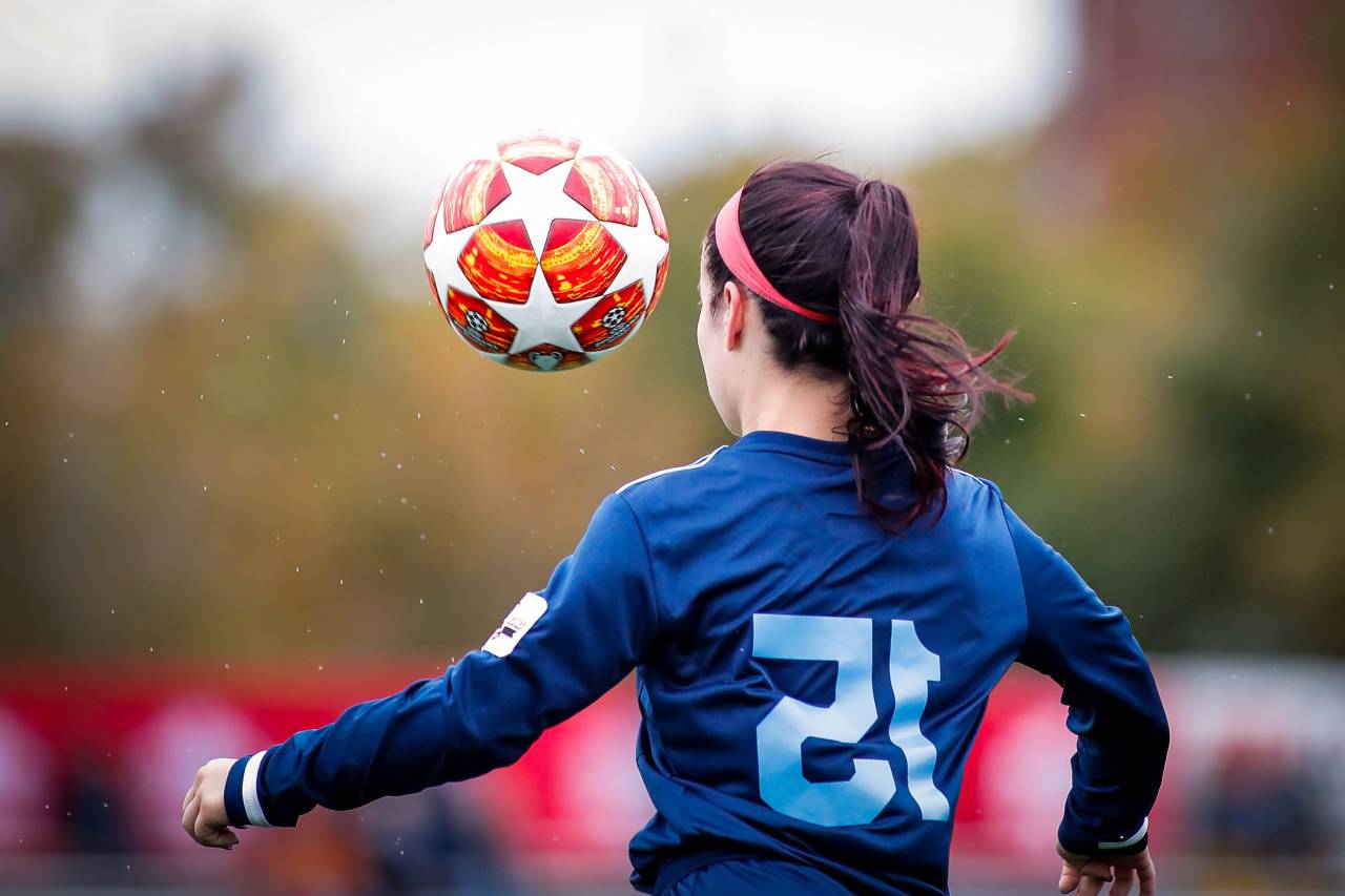 fútbol, deporte, jugador, pelota, fútbol, hembra, competencia, estadio, equipo, mujer, patadas, joven, atleta, juego, jersey, gol, adulto, césped, caucásico, aislado, profesional, acción, juego, campo, activo, campeonato, fondo, competitivo, mujeres, hermosas, chicas, rebote, juego de fútbol, niña, persona, gente, jugando, jugador de fútbol, blanco, pie, ilustración, partido, deportes, jugador en movimiento, uno, fútbol femenino, control,