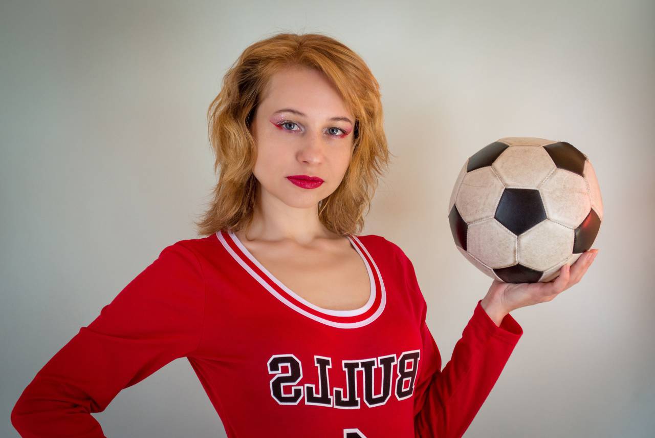 fútbol, deporte, jugador, pelota, fútbol, hembra, competencia, estadio, equipo, mujer, patadas, joven, atleta, juego, jersey, gol, adulto, césped, caucásico, aislado, profesional, acción, juego, campo, activo, campeonato, fondo, competitivo, mujeres, hermosas, chicas, rebote, juego de fútbol, niña, persona, gente, jugando, jugador de fútbol, blanco, pie, ilustración, partido, deportes, jugador en movimiento, uno, fútbol femenino, control,