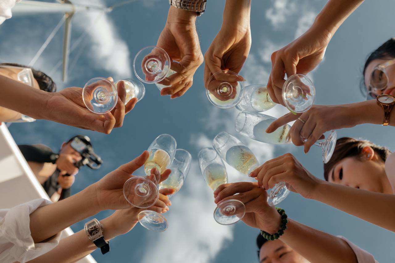 grupo, gente, fiesta, joven, divertido, amigos, celebración, tostado, amistad, estilo de vida, feliz, gafas, vino, beber, mujeres, juntos, restaurante, cena, sonriente, patio trasero, hombres, verano, brindis, almuerzo, al aire libre, picnic, comedor, lagar, juventud, tener, social, alcohol, al aire libre, reunión, jardín, tintineo, patio, barbacoa, viñedo, evento, aclamaciones, familia, aclamaciones, ocio, vacaciones, felicidad, mesa, barbacoa,