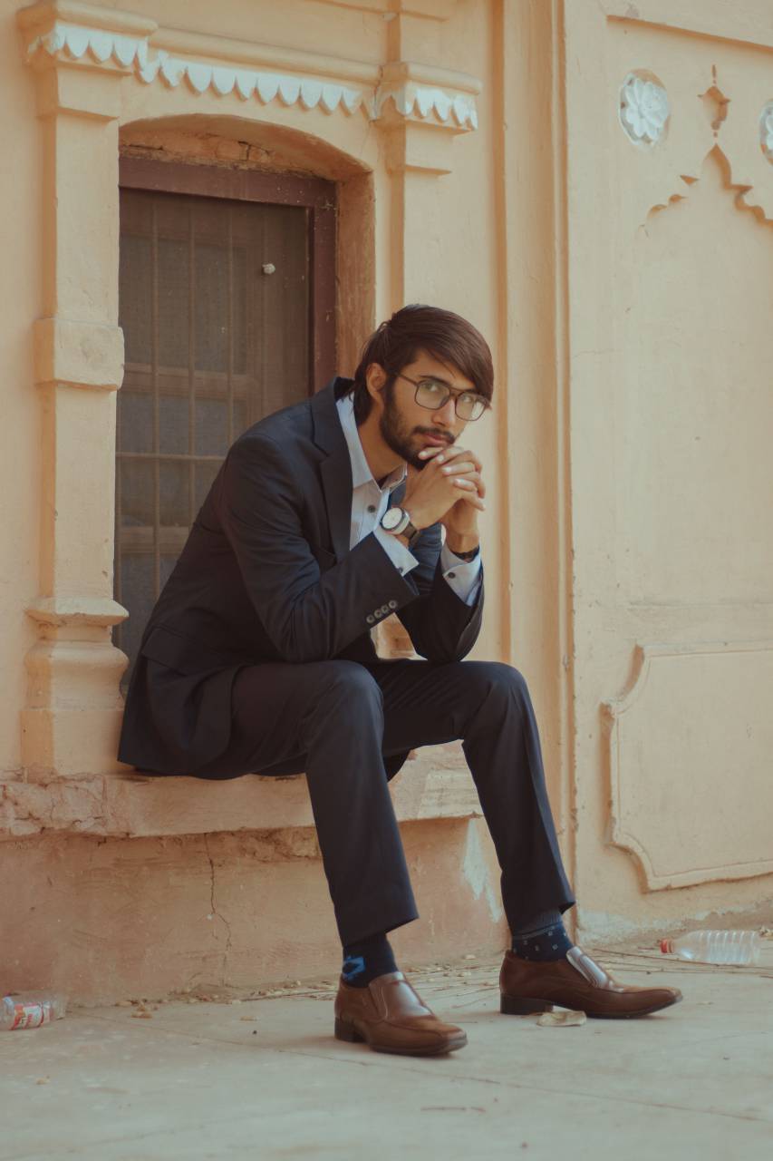 traje,hombres,hombre de negocios,una persona,traje,adulto,hombres,persona de negocios,estilos de vida,etnicidad caucásica,sentado,al aire libre,negocios,adulto joven,uno,hombre,