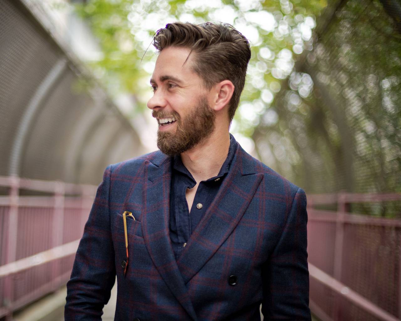 traje,hombres,una persona,adulto,hombres,etnia caucásica,al aire libre,sonriendo,estilos de vida,hombre de negocios,adulto joven,persona de negocios,traje,uno,hombre,confianza,felicidad,retrato,mirando a la cámara,alegre,barba,mirando, copie el espacio,solo adultos,ropa informal,ocupación,personas reales,