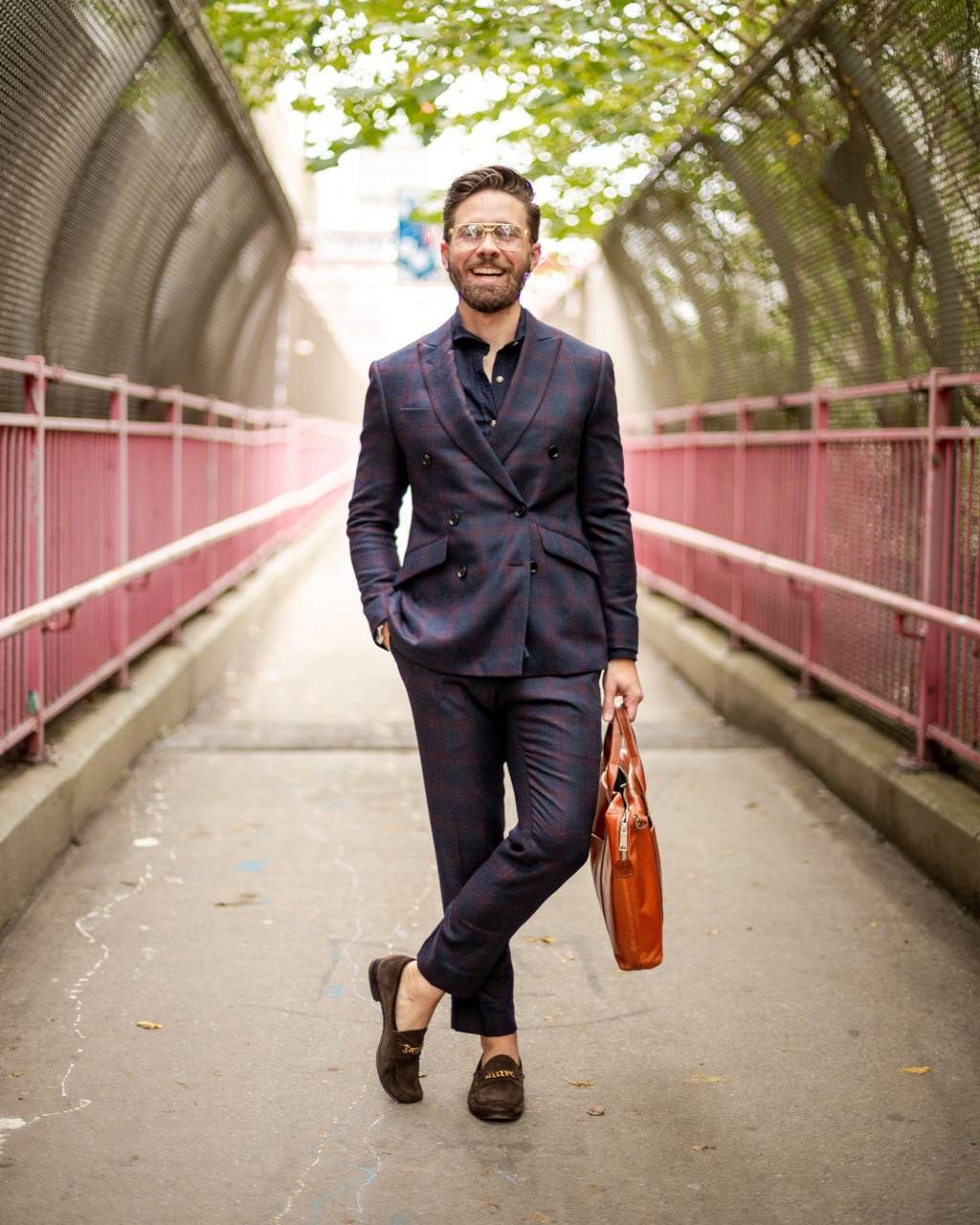 traje,hombres,una persona,hombre de negocios,adulto,al aire libre,traje,persona de negocios,varones,estilos de vida,negocios,adulto joven,sonriendo,confianza,etnia caucásica,mirando a la cámara,éxito,ocupación profesional,ocupación,caminar,