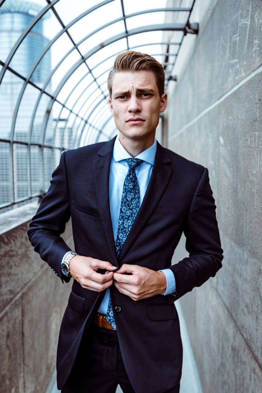 traje,hombres,hombre de negocios,traje,una persona,adulto,persona de negocios,machos,etnia caucásica,adulto joven,éxito,al aire libre,negocios,estilos de vida,elegancia,retrato,confianza,mirando,ocupación,mirando a la cámara,ocupación profesional,de pie ,uno,hombre,negocios corporativos,gerente,edificio exterior,bien vestidos,ropa formal,moderno,moda,