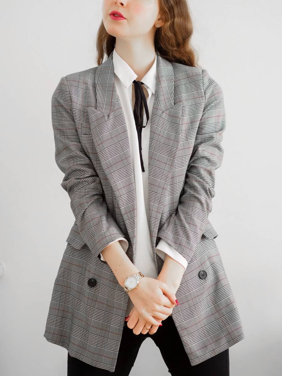 traje,mujer,mujer de negocios,traje,etnia caucásica,persona de negocios,adulto,una persona,ocupación,negocios,adulto joven,hombres,éxito,hombre de negocios,ocupación profesional,foto de estudio,retrato,de pie,trabajando,gerente,elegancia,belleza, oficina,