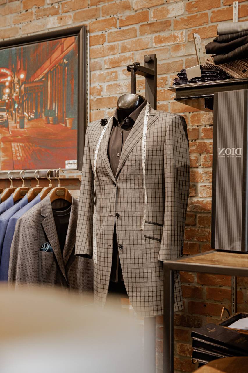 suit,clothing,indoors,fashion,suit,tailor,men,adult,mannequin,business,retail,shirt,elegance,businessman,office,store, 