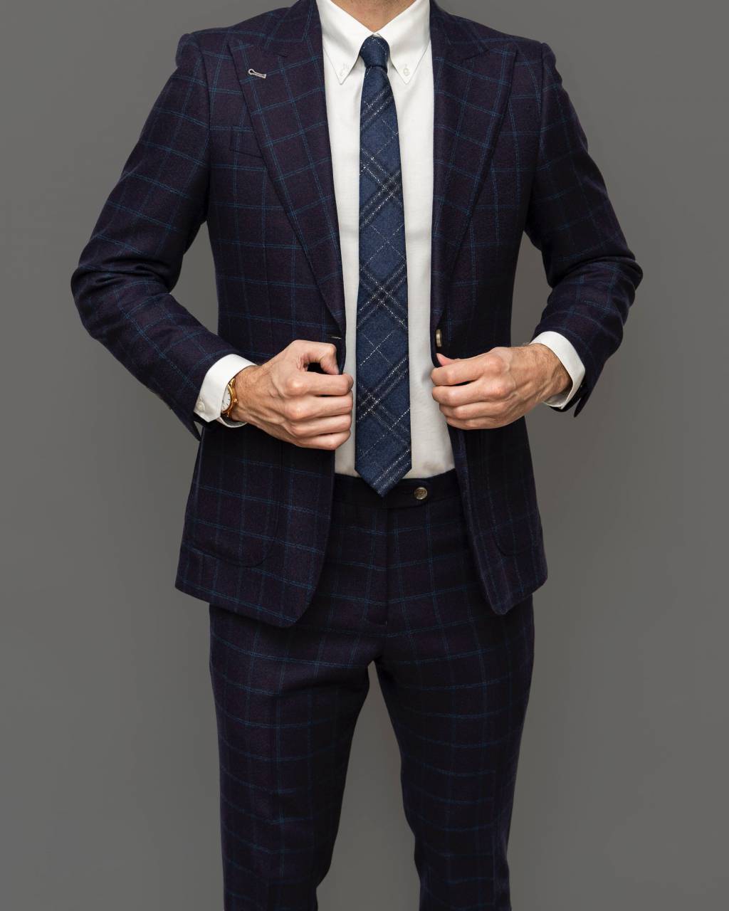 traje,hombres,hombre de negocios,traje,persona de negocios,una persona,macho,adulto,etnia caucásica,éxito,negocios,gerente,primer plano,ocupación,de pie,mano humana,confianza,