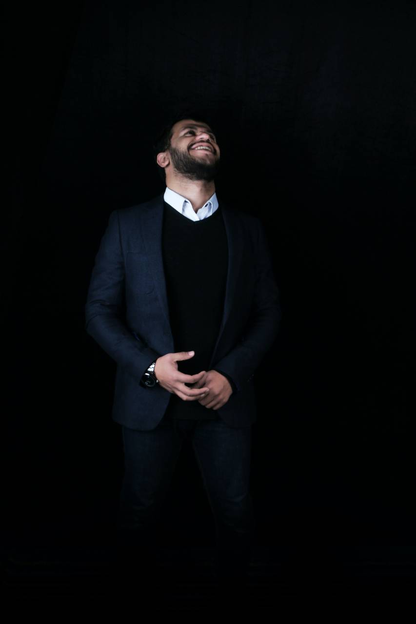 traje, hombres, hombre de negocios, una persona, traje, hombres, etnia caucásica, adulto, persona de negocios, adulto joven, fondo negro, barba, retrato, foto de estudio, mirando, éxito, mirando a la cámara, elegancia, estilos de vida, confianza, negocios, Ocupación profesional,de pie,sonriendo,uno,hombre,