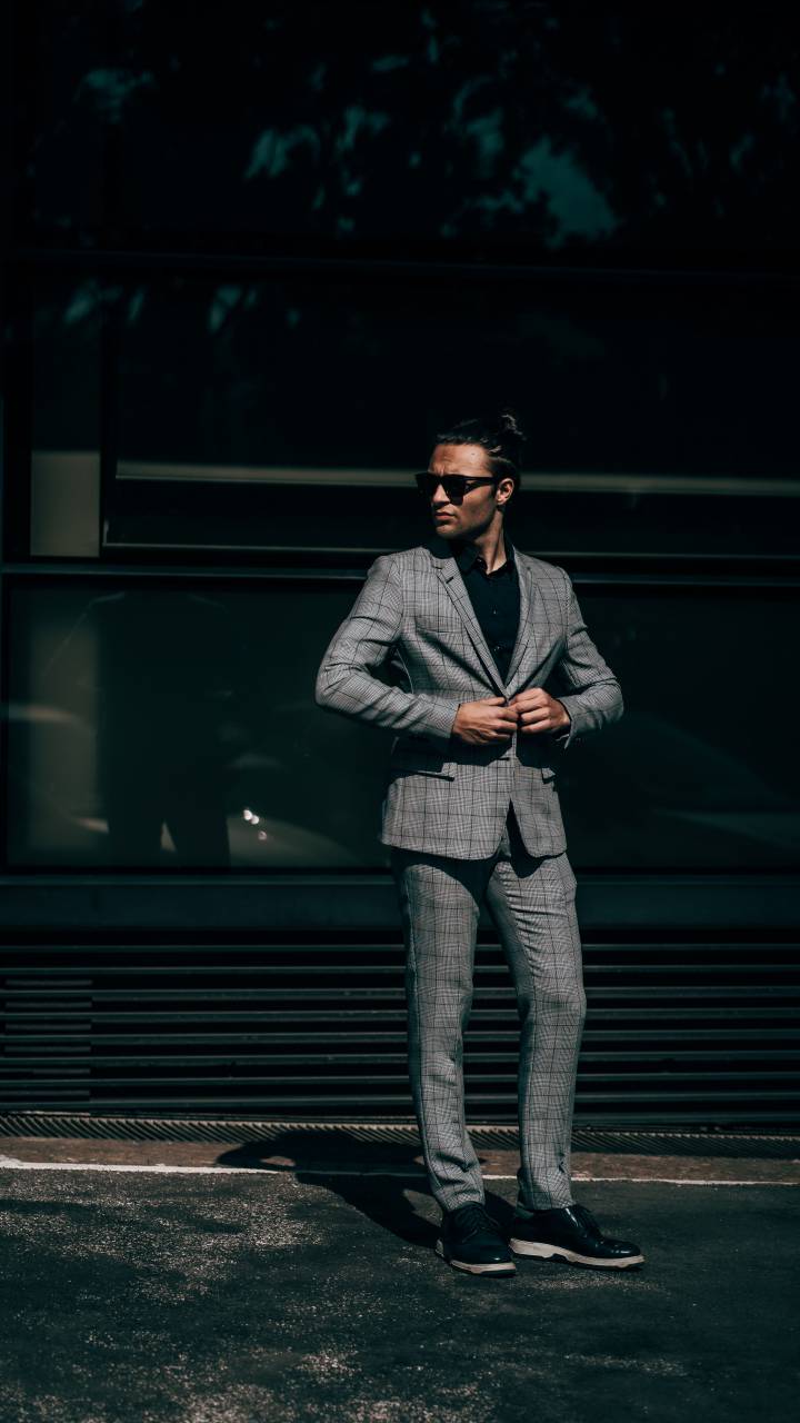 traje,hombres,una persona,traje,adulto,hombre de negocios,persona de negocios,adulto joven,estilos de vida,aire libre,elegancia,etnicidad caucásica,moda,vida de la ciudad,mirando,gafas de sol,modelo de moda,barba,éxito,confianza,negocios, retrato,de pie,uno,hombre,