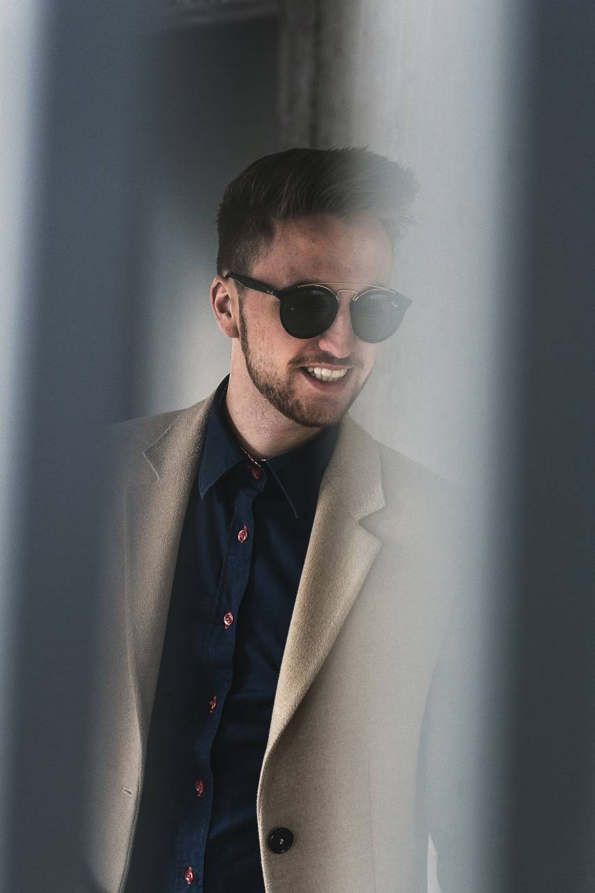 traje, hombres, una persona, adulto, hombres, etnia caucásica, traje, gafas de sol, hombre de negocios, adulto joven, estilos de vida, retrato, persona de negocios, elegancia, mirando, moda, barba, anteojos, confianza, mirando a la cámara, uno, hombre, éxito,sonriendo,modelo de moda,al aire libre,negocios,sólo hombres,