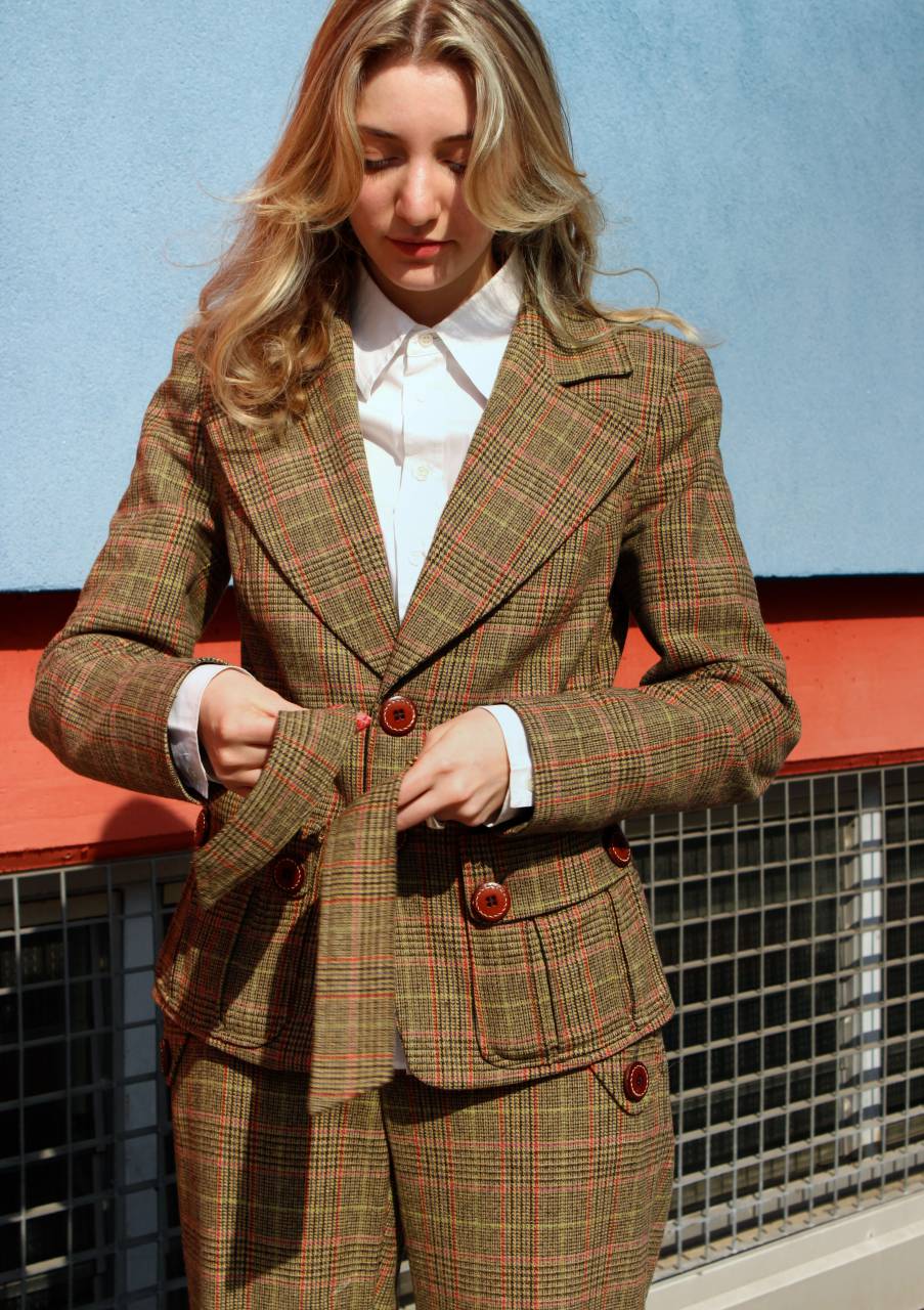 traje,una persona,traje,etnia caucásica,mujer,adulto,persona de negocios,adulto joven,mujer de negocios,al aire libre,éxito,elegancia,moda,modelo,retrato,hombres,negocios,ocupación,buscando,estilos de vida,