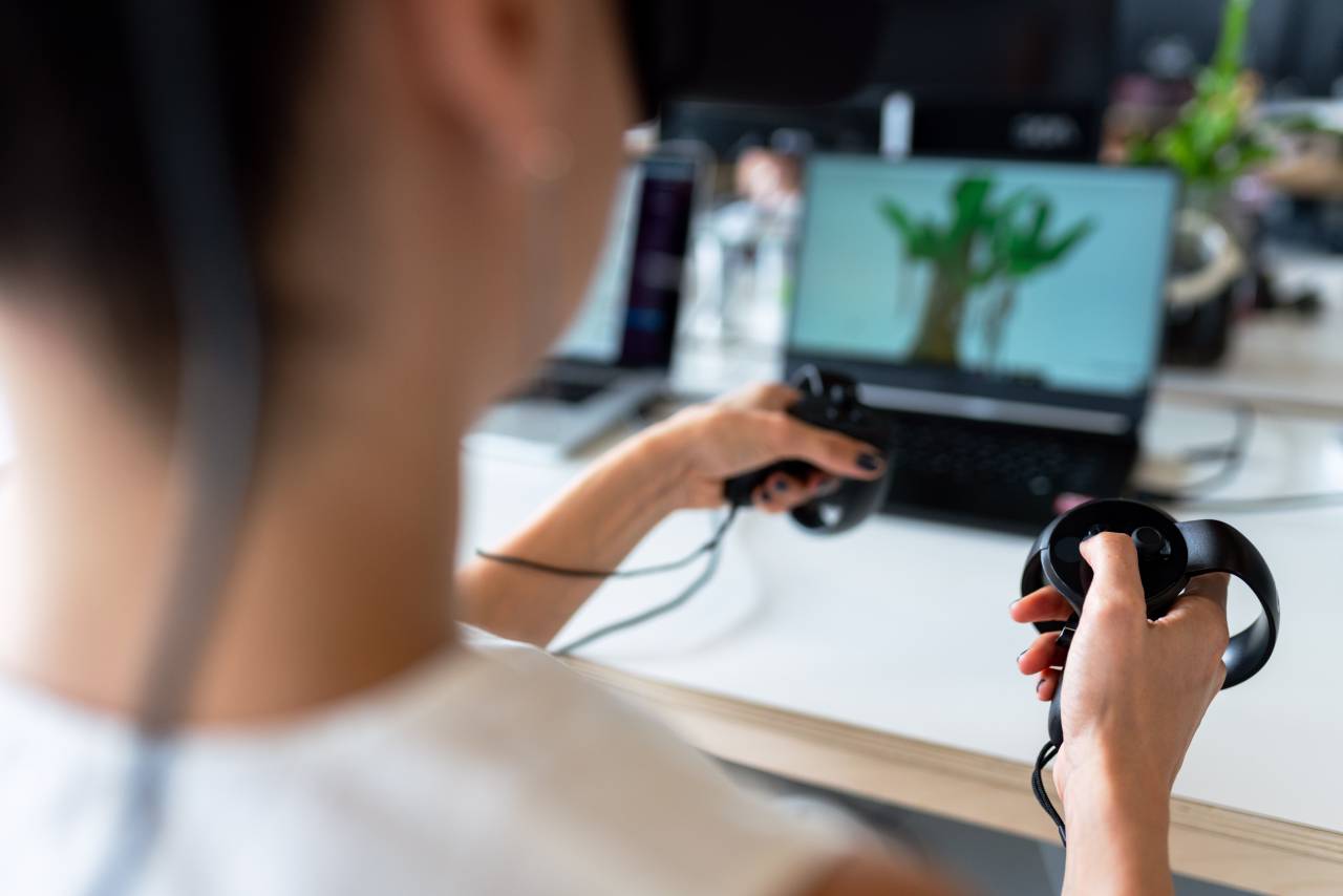 Mujer, programación, aplicaciones, realidad virtual, controladores, vr, laptop, trabajo, juego, control, ingeniero, código de programación,