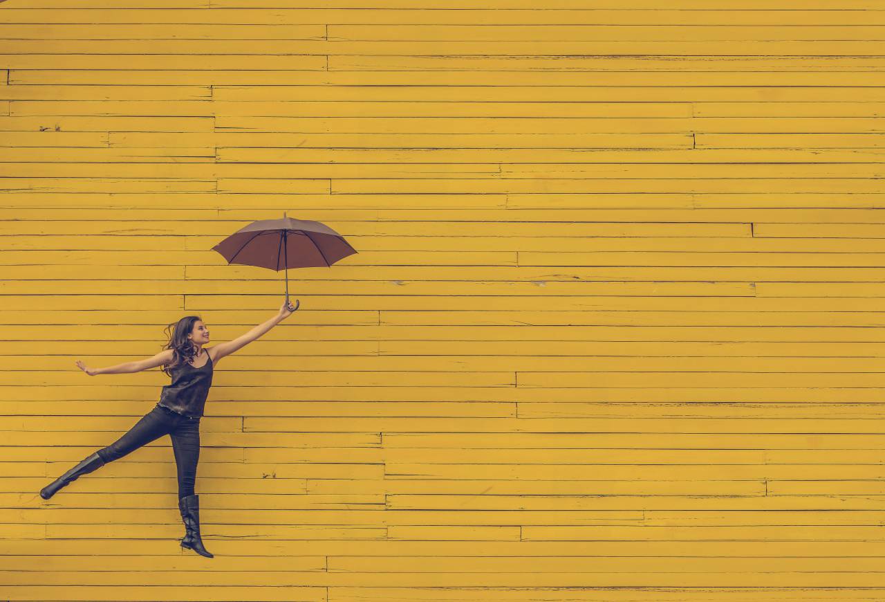 paraguas, mujer, amarillo, lluvia, hembra, color, clima, moda, niña, fondo, divertido, brillante, otoño, estudio, hermosa, temporada, verano, gente, estilo de vida, adulto, primavera, aislado, feliz, sombrilla, lluvioso, vistoso, persona, modelo, joven, otoño, alegre, gracioso, encargarse de, caucásico, protección, ropa, retrato, estilo, guay, ciudad, adolescente, vacaciones, de moda, rojo, blanco, equipar, sonriente, abierto, riendo, al aire libre,