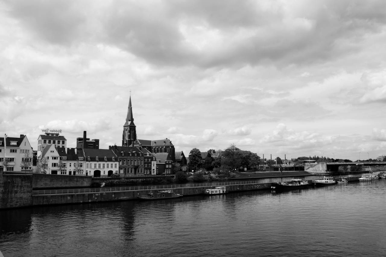 Arquitectura, edificios, ciudad, pueblo, pueblo, muelle, muelle, barcos naturaleza, agua, canal, río, cielo, nubes, blanco y negro,