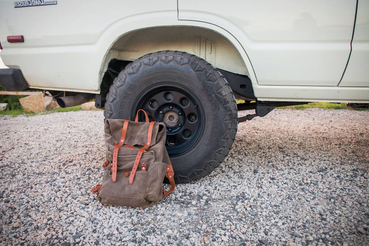 mochila, bolsa, al aire libre, coche, neumático, rueda, senderismo, equipamiento, explorar, naturaleza, auto, vehículo, viaje, recreación,