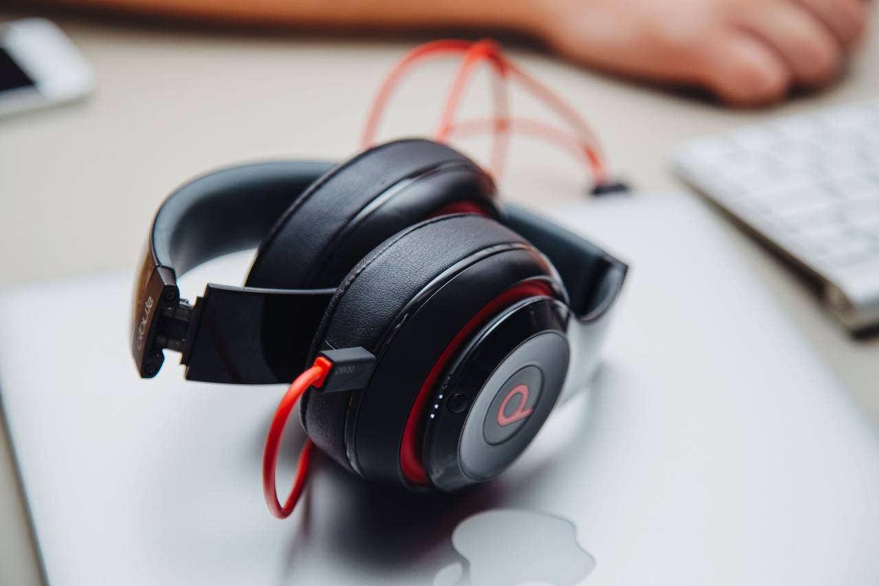 auriculares, audífonos, audio, computadora de escritorio, macbook, oficina,