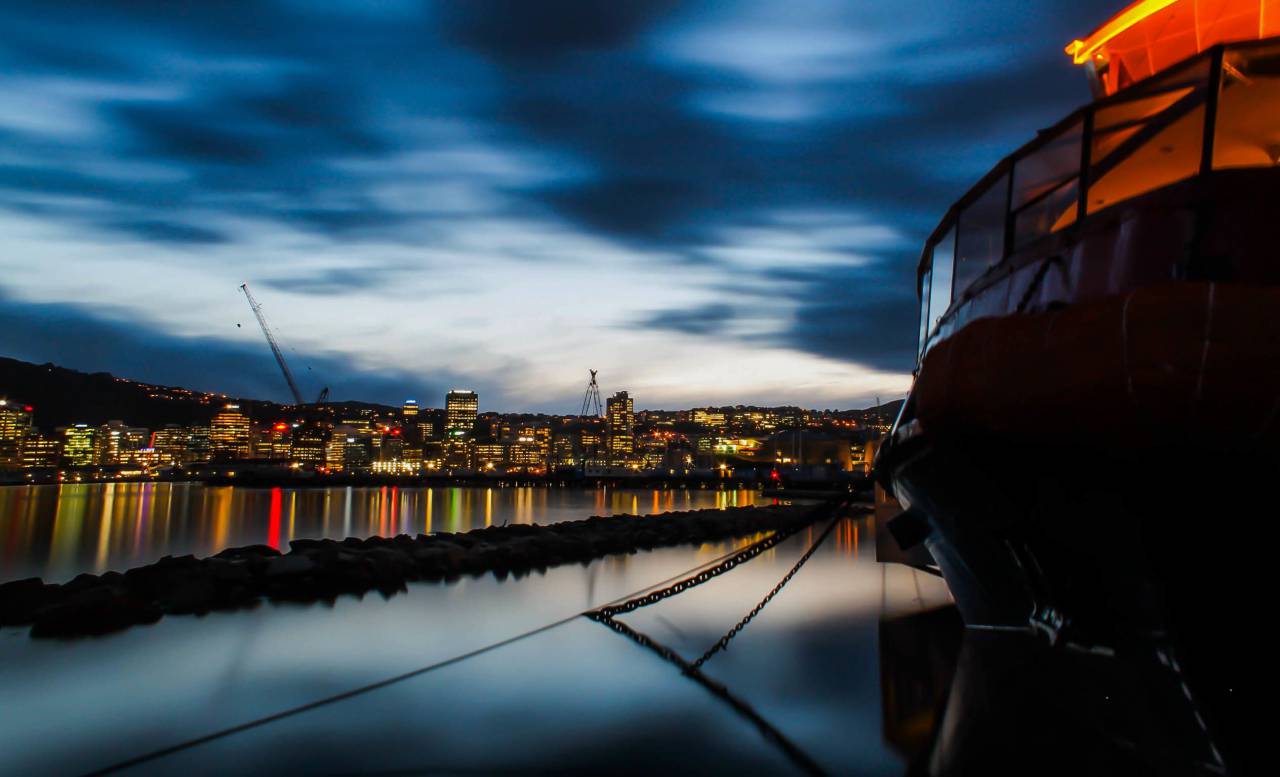 barco, barco, ancla, edificios, horizonte, noche, oscuro, noche, luces, cielo, nubes,