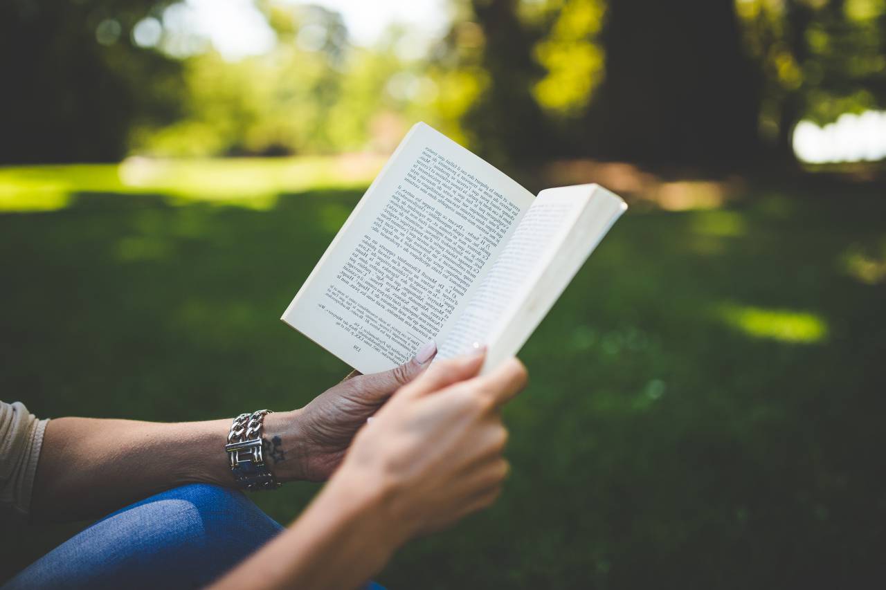 libro, novela, lectura, manos, al aire libre, parque, naturaleza, verano, sol,