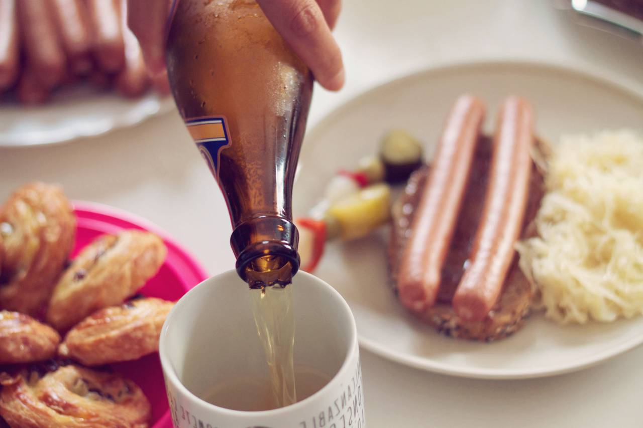breakfast, food, drinks, beverage, mug, hot dog, bread, pastry, plates, table
, 