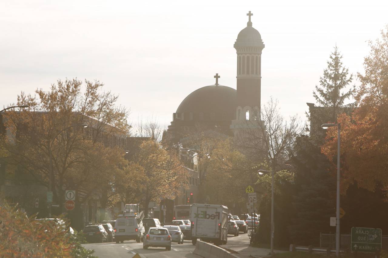 Iglesia, cruz, religión, arquitectura, ciudad, edificios, coches, camiones, furgonetas, carreteras, calles, árboles, señales,