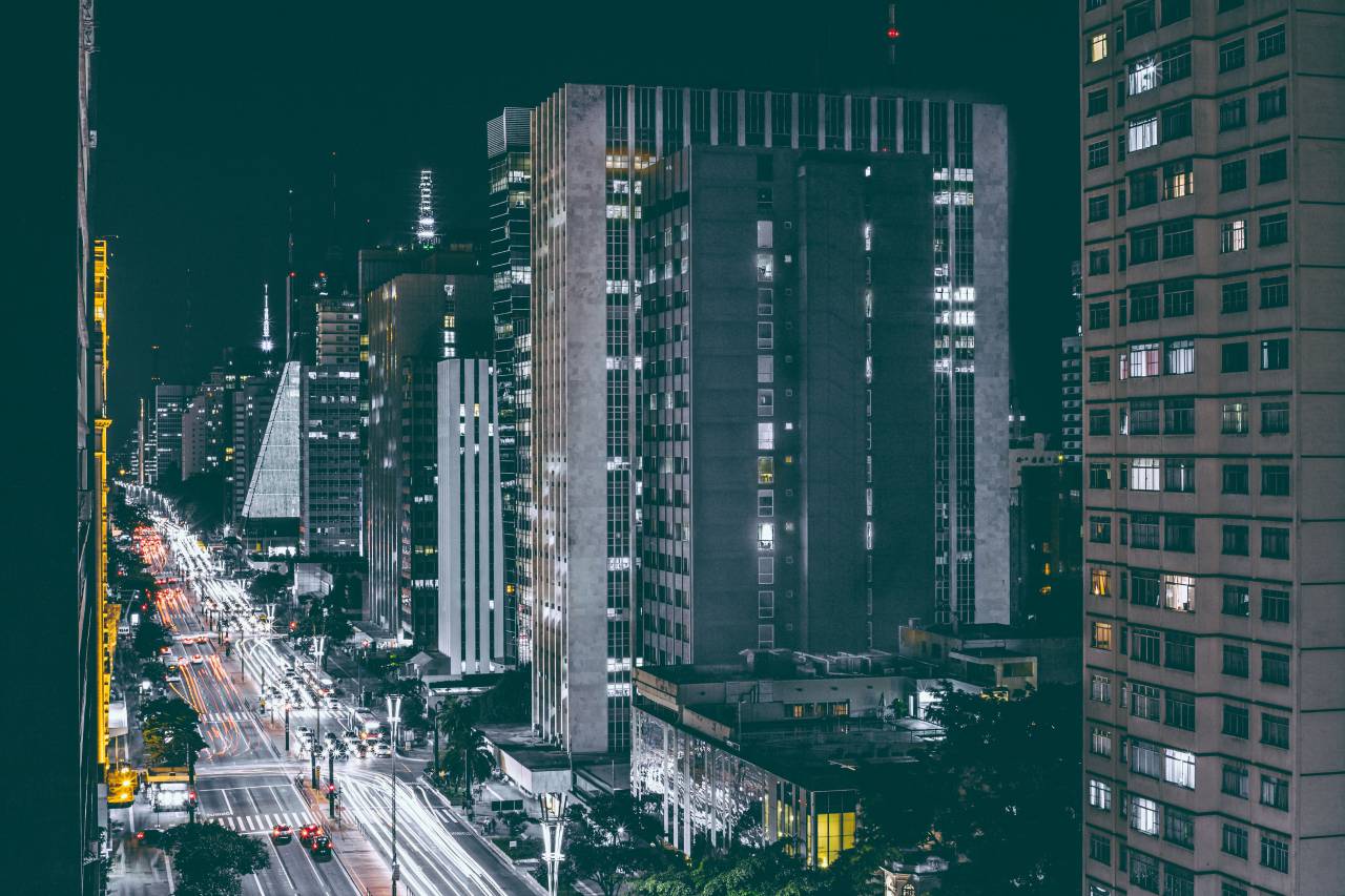 ciudad, urbano, edificios, arquitectura, paisaje urbano, rascacielos, torres, apartamentos, condominios, coches, calles, carretera, tráfico, luces, oscuridad, noche, tarde,