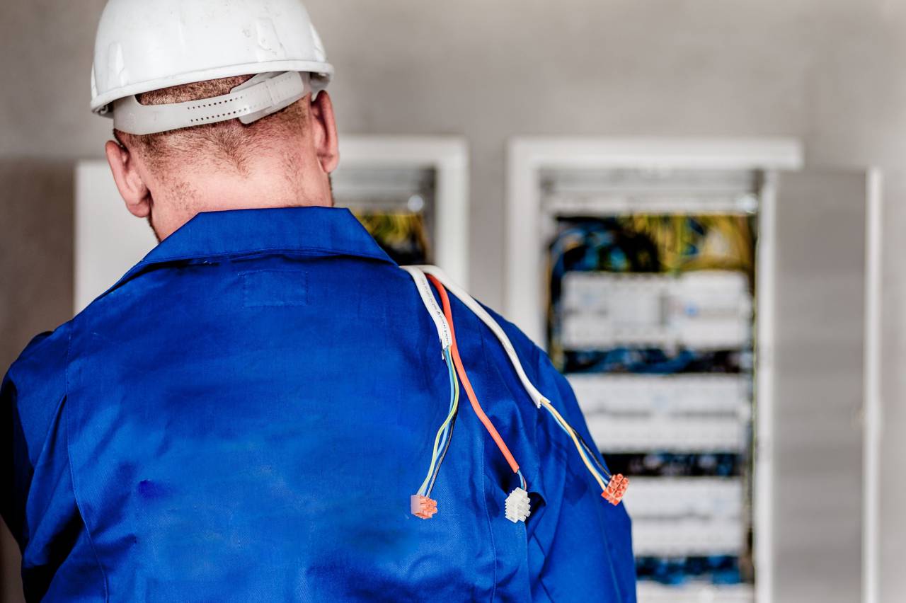 Electricista, electricidad, alambres, cables, trabajador, casco, seguridad, reparaciones, construcción, edificio, uniforme,