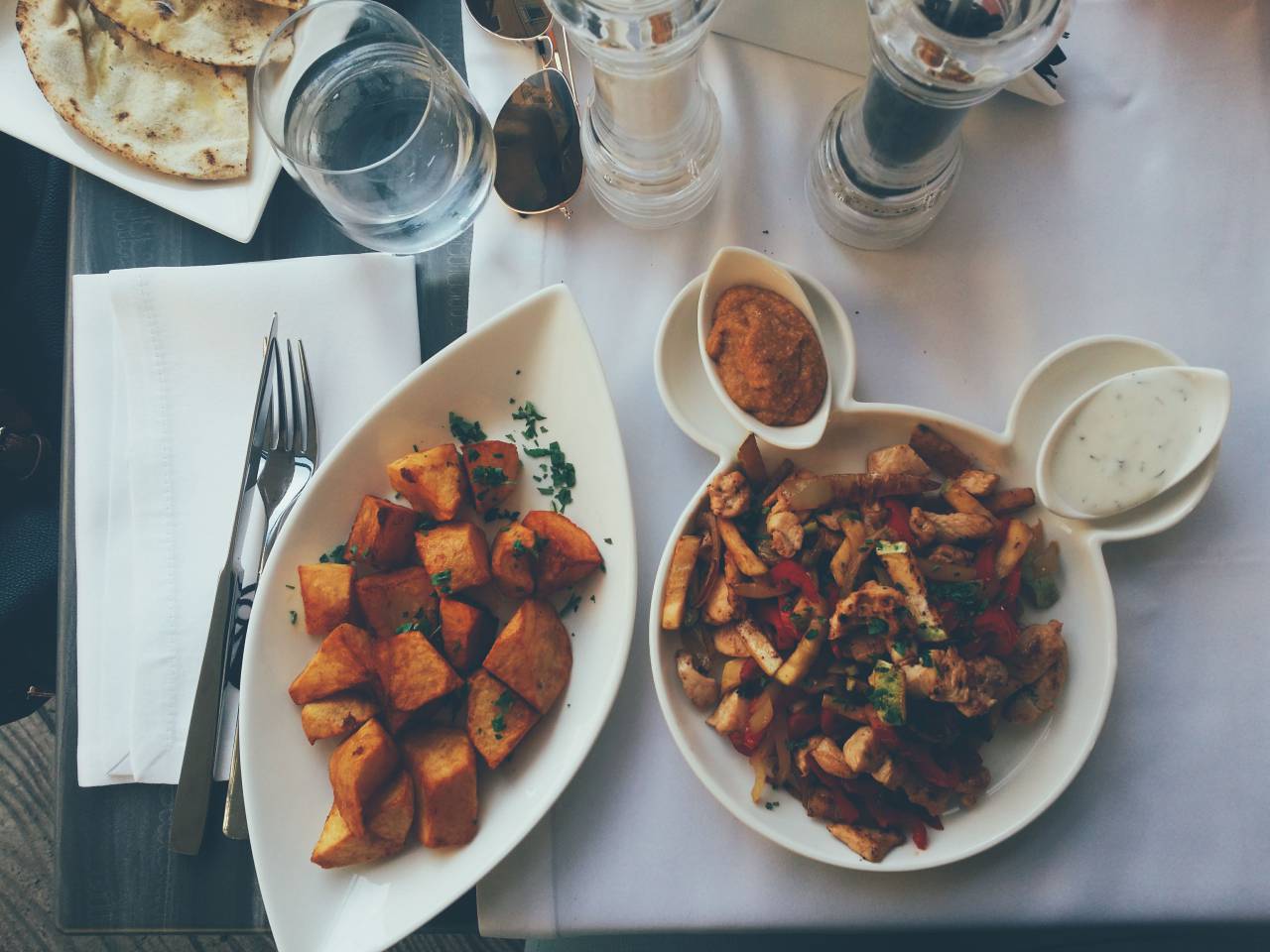 Alimentos, patatas, almuerzo, cena, tenedor, cuchillo, platos, cubiertos, mesa,
