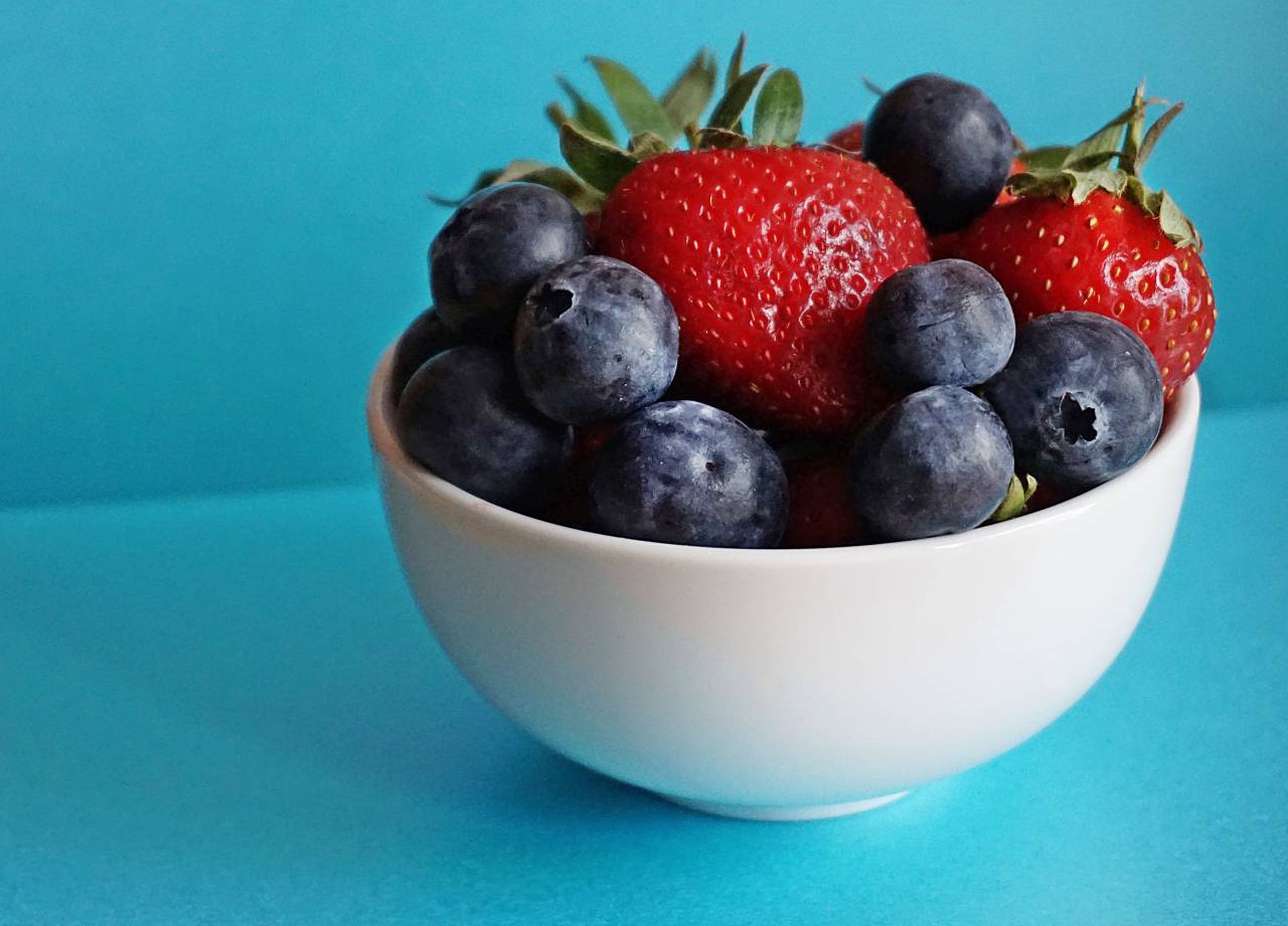 fruit, bowl, strawberries, strawberry, blueberries, blueberry, healthy food, raw food, food, berries, eating healthy, food
, 