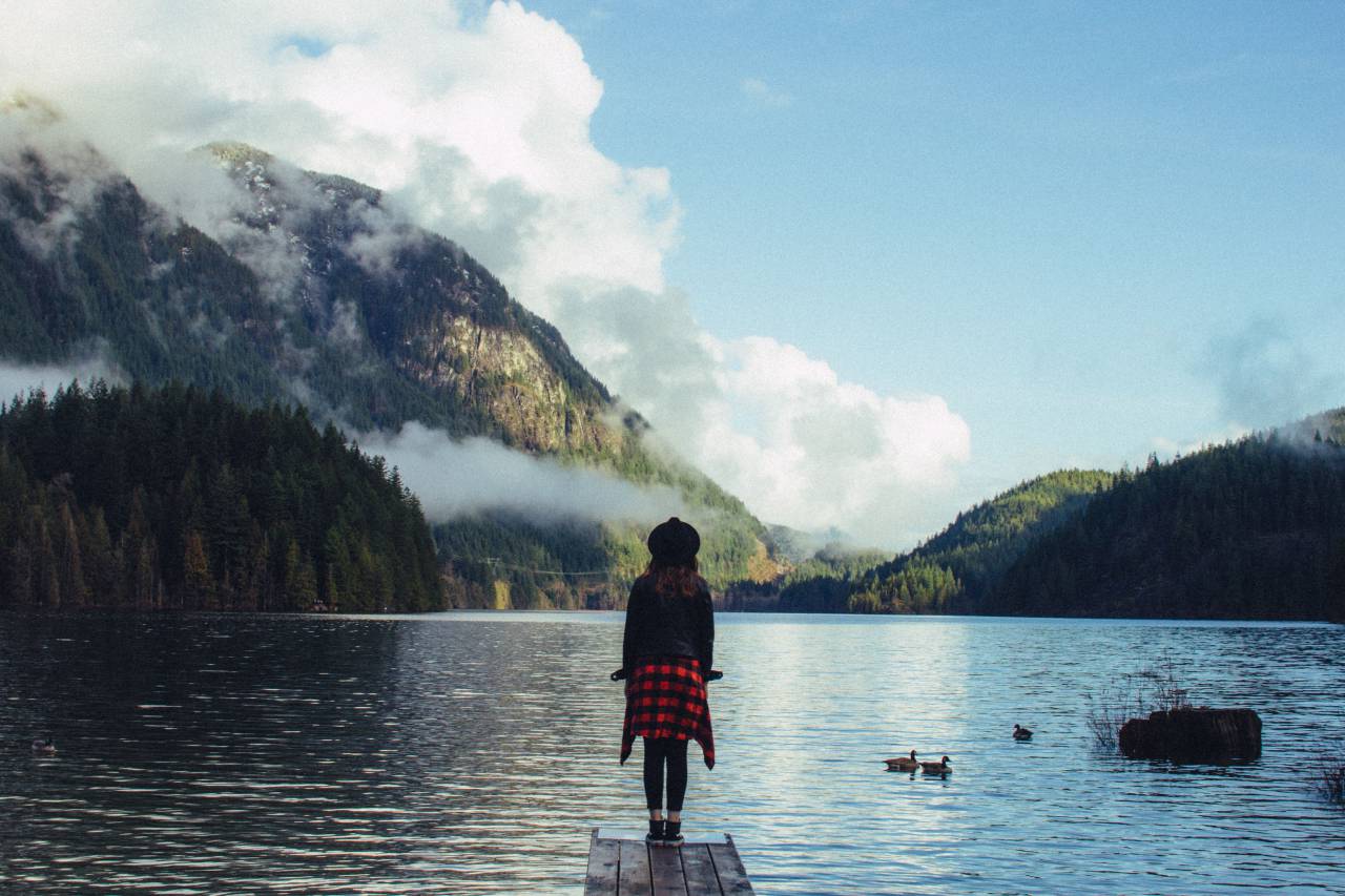 niña, mujer, gente, sombrero, chaqueta, abrigo, moda, ropa, lago, río, agua, muelle, montañas, árboles, paisaje, naturaleza, al aire libre, aventuras, cielo, nubes, sol,
