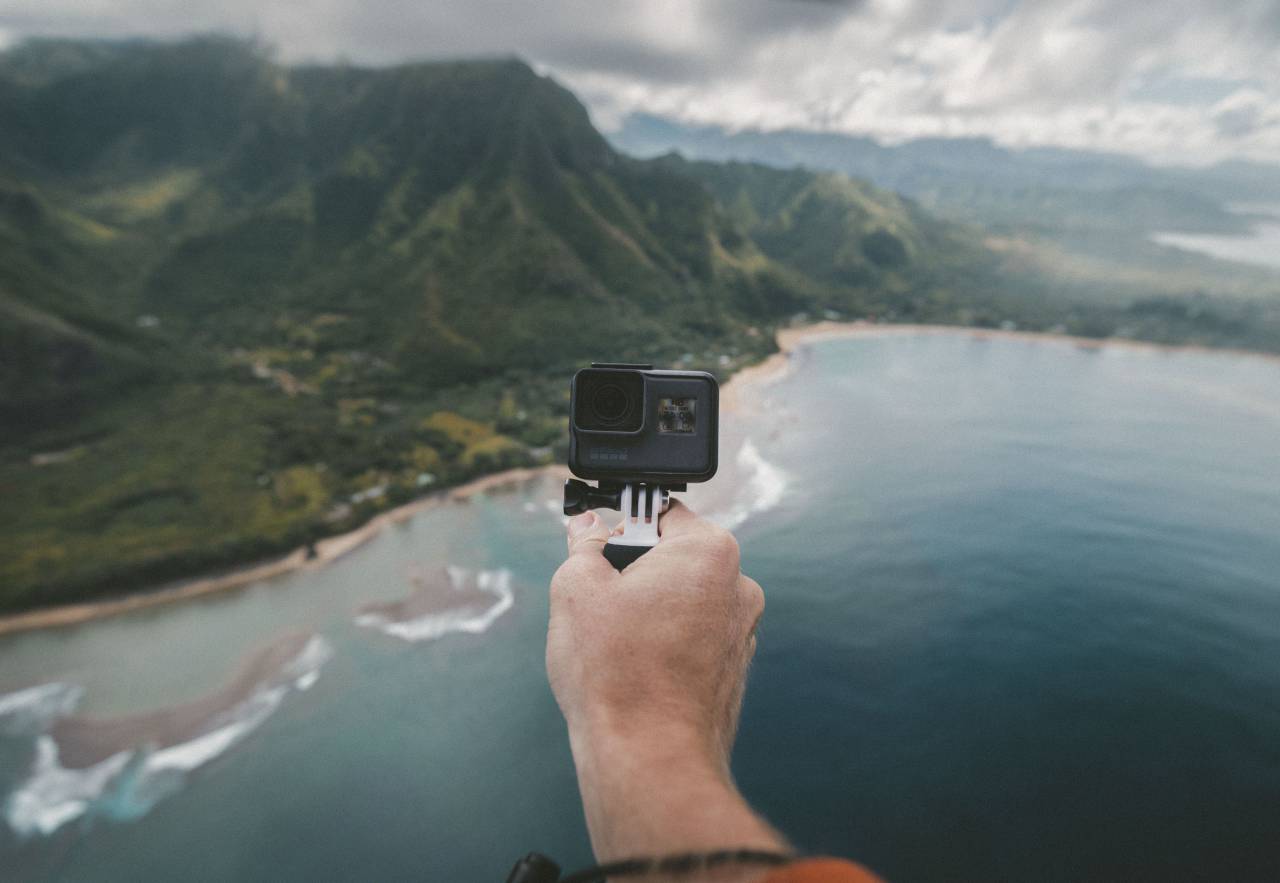 mano, ir pro, cámara, selfie, naturaleza, paisaje, montaña, viajar, aventura, agua, océano, mar, playa, olas, corriente, arena, vacaciones,