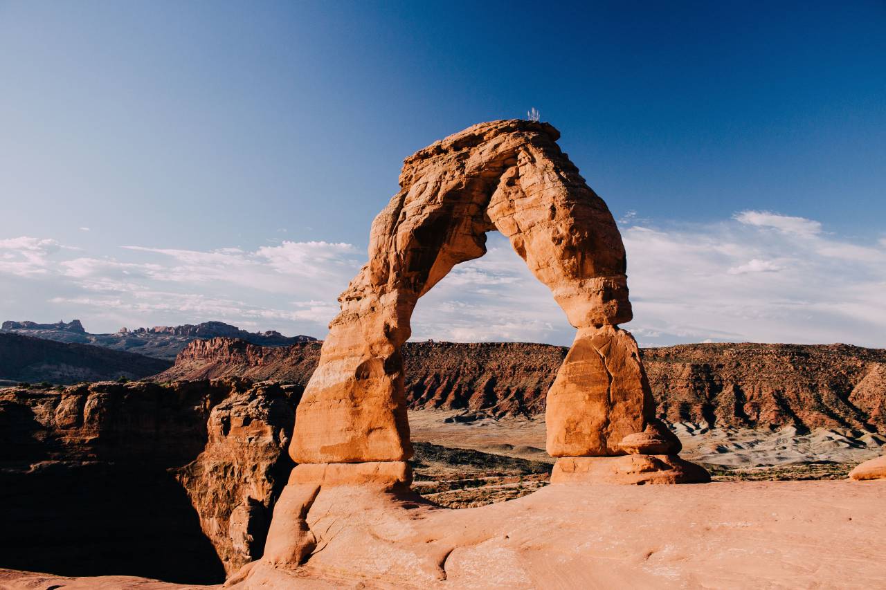 Colina, montaña, arco, rock, formación, paisaje, naturaleza, nubes, azul, cielo soleado, verano,